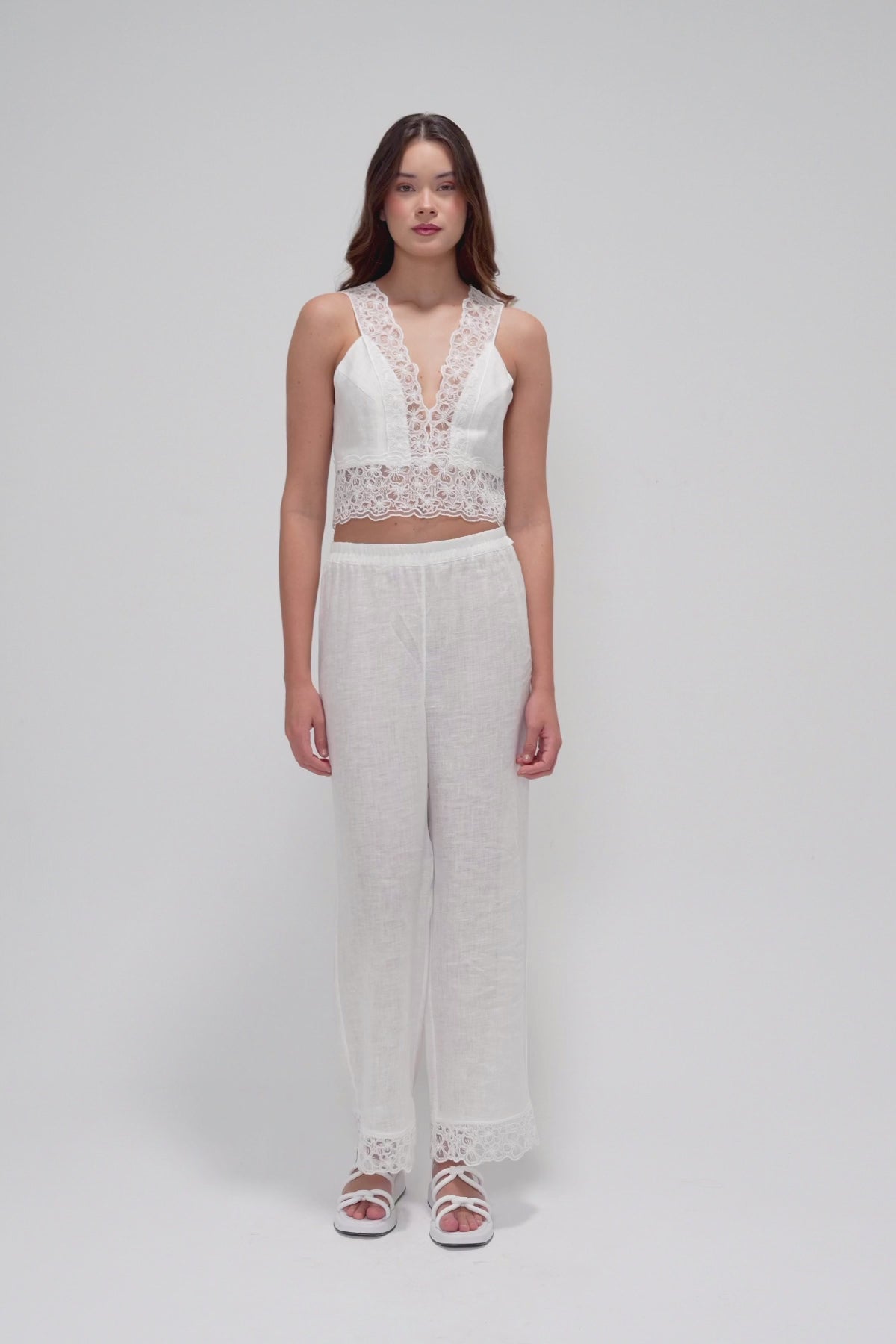 Crop Top with V-Neck in Natural Cotton and Intricate Floral Lace Trim